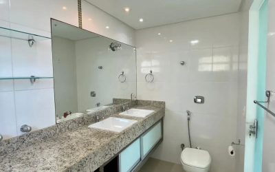 Apartamento com 0m², 4 dormitórios, 3 suítes, 2 vagas, no bairro Meia Praia em Itapema para Comprar