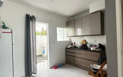 Casa com 75m², 2 dormitórios, 1 vaga, no bairro Espinheiros em Itajaí para Comprar