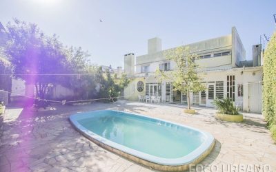 Casa com 720m², 5 dormitórios, 2 suítes, 6 vagas, no bairro Chácara das Pedras em Porto Alegre para Comprar