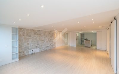 Apartamento com 118m², 3 dormitórios, 1 suíte, 2 vagas, no bairro Moinhos de Vento em Porto Alegre para Comprar